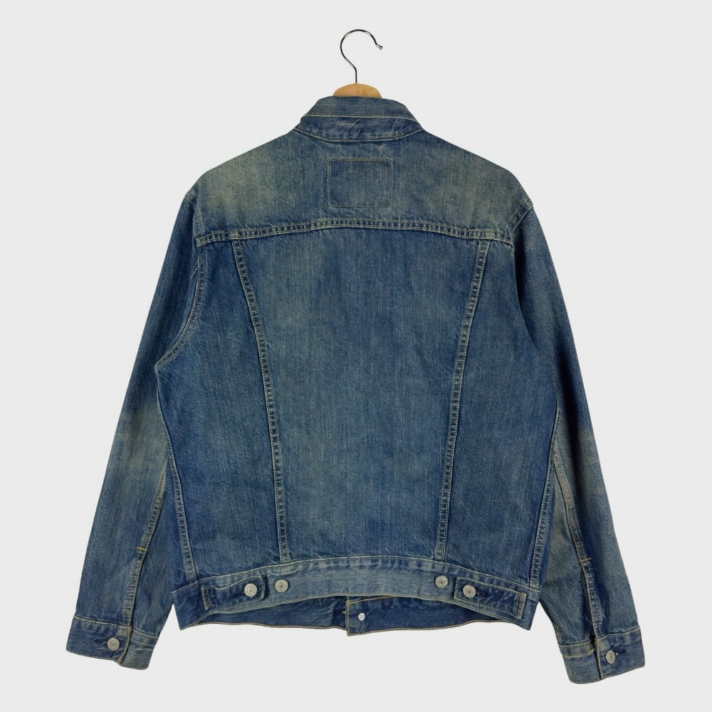 Levi’s Classic Denim Jacket in Dark Blue Wash - Picture 2 of 12